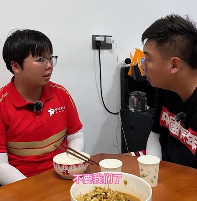 淚崩！江蘇05后女生獨自養(yǎng)活3個弟妹陌生男子轉(zhuǎn)賬6萬：活著就行(圖1)