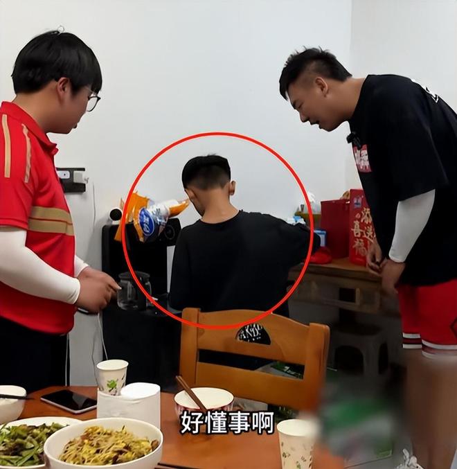 淚崩！江蘇05后女生獨自養(yǎng)活3個弟妹陌生男子轉(zhuǎn)賬6萬：活著就行(圖5)