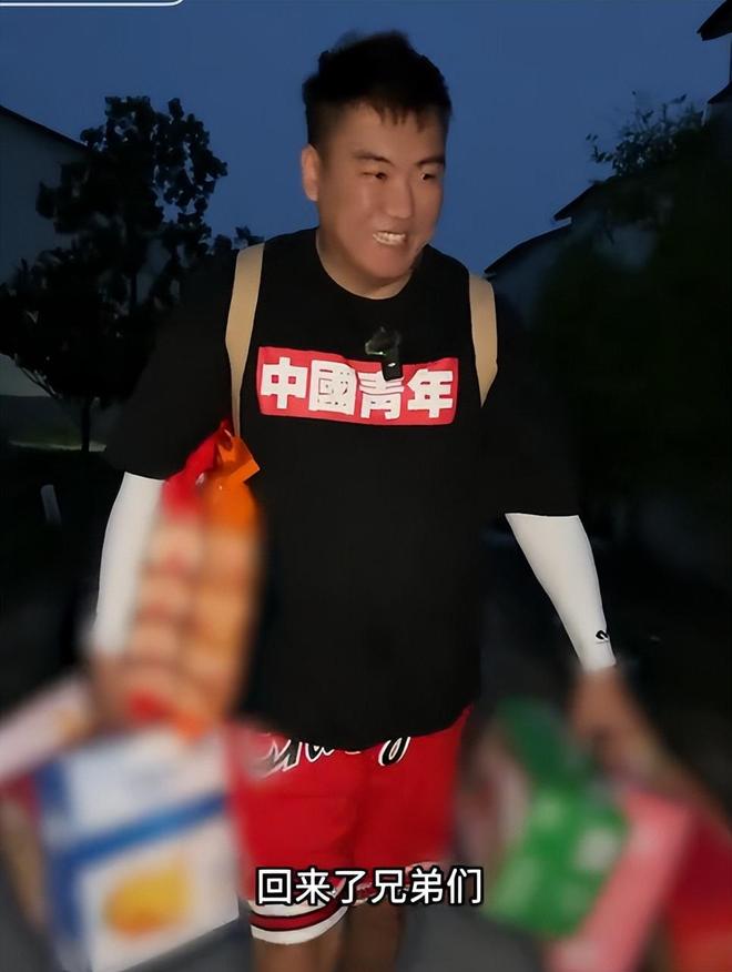 淚崩！江蘇05后女生獨自養(yǎng)活3個弟妹陌生男子轉(zhuǎn)賬6萬：活著就行(圖4)