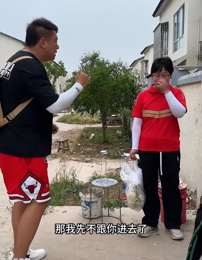 淚崩！江蘇05后女生獨自養(yǎng)活3個弟妹陌生男子轉(zhuǎn)賬6萬：活著就行(圖3)