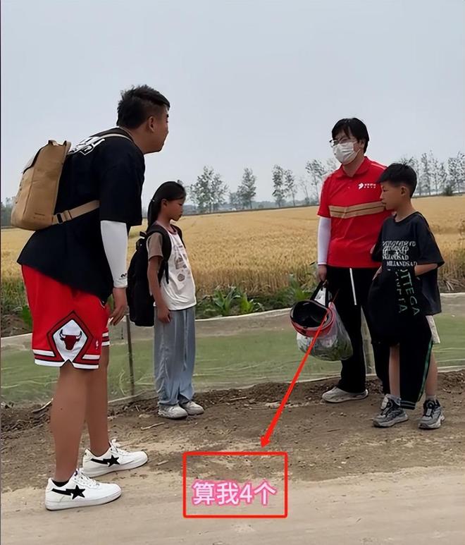 淚崩！江蘇05后女生獨自養(yǎng)活3個弟妹陌生男子轉(zhuǎn)賬6萬：活著就行(圖2)