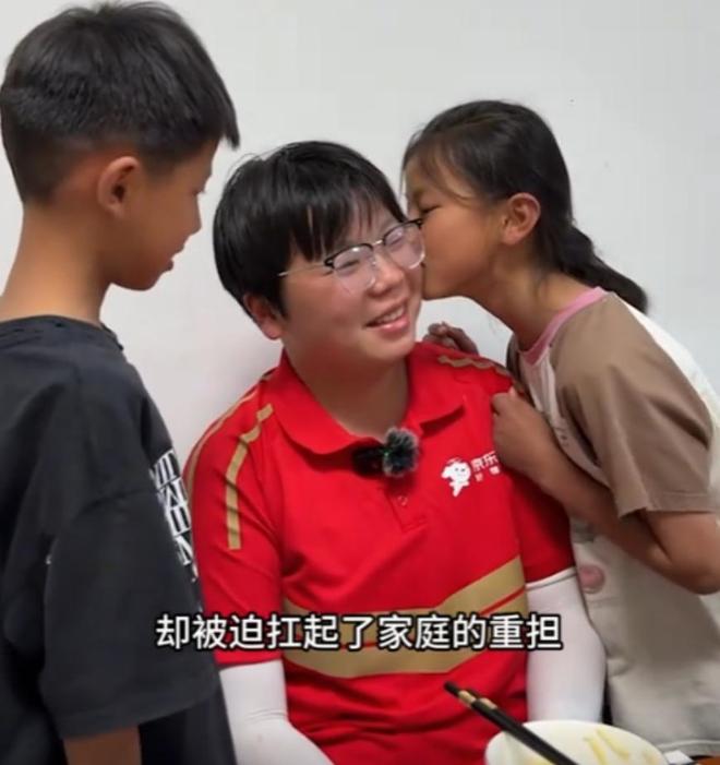 淚崩！江蘇05后女生獨自養(yǎng)活3個弟妹陌生男子轉(zhuǎn)賬6萬：活著就行(圖18)